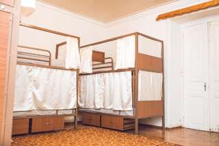 Хостелы Old Ganja Hostel Гянджа Кровать в общем 8-местном номере для мужчин и женщин-1